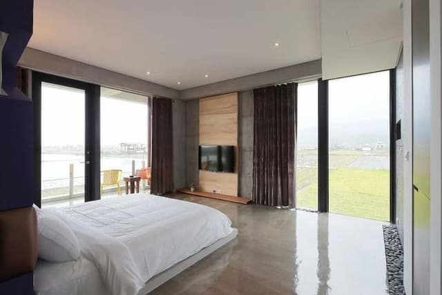 Double Room (C)
