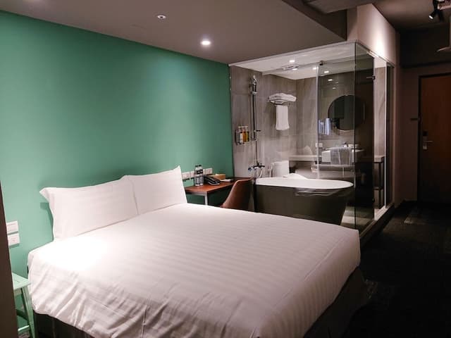 Deluxe Room, Bathtub, City View