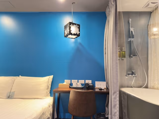 Deluxe Room, Bathtub, City View