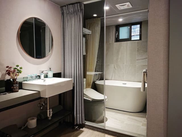 Deluxe Room, Bathtub, City View