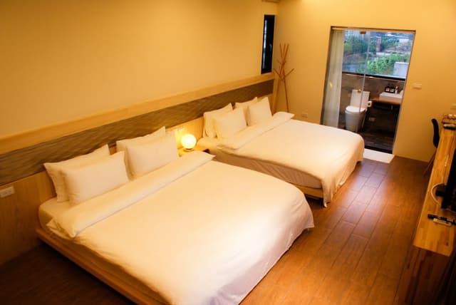 Comfort Quadruple Room, Bathtub