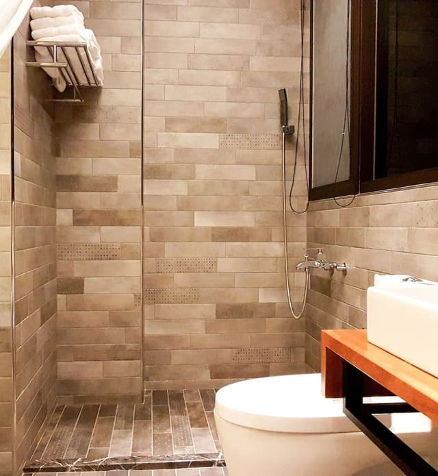 Comfort Quadruple Room, Bathtub