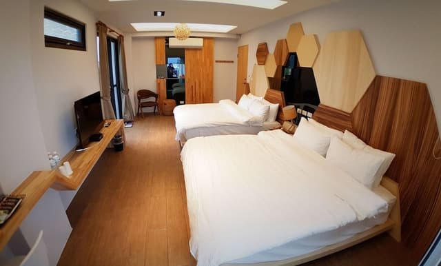 Deluxe Quadruple Room, Bathtub