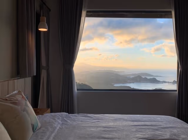 Gallery Room, 1 Queen Bed, Balcony, Ocean View