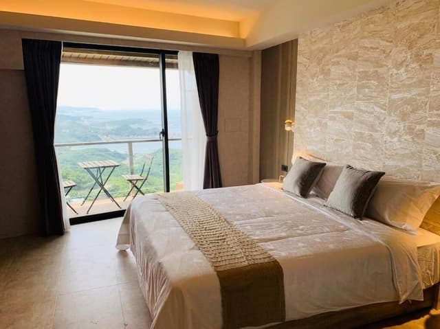 Deluxe Room, 1 Queen Bed, Bathtub, Ocean View