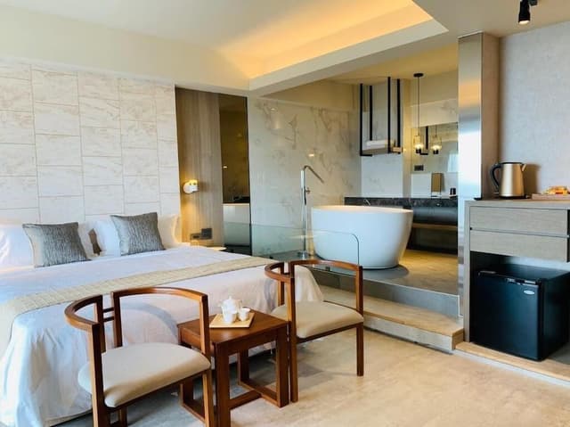 Deluxe Room, 1 Queen Bed, Bathtub, Ocean View