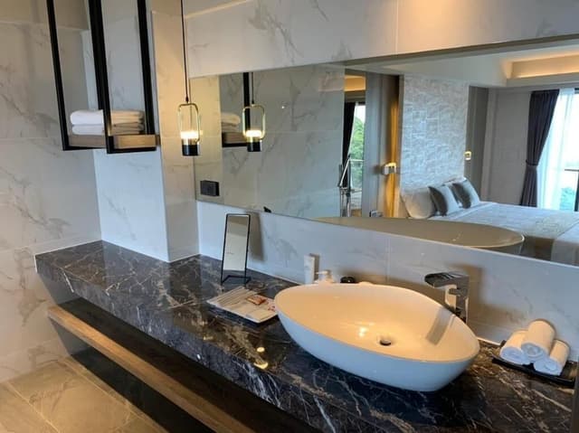 Deluxe Room, 1 Queen Bed, Bathtub, Ocean View