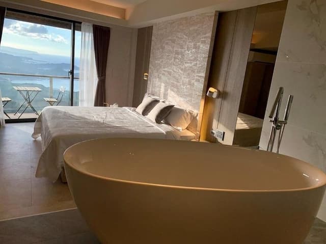 Deluxe Room, 1 Queen Bed, Bathtub, Ocean View