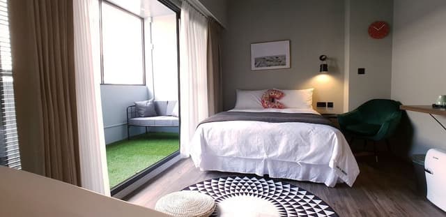 Double Room (C.E)