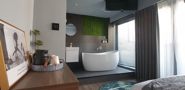 Double Room (G)