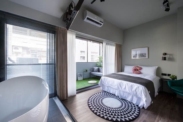 Double Room (C.E)