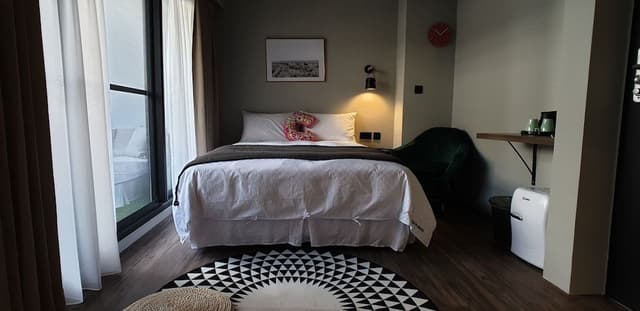 Double Room (C.E)