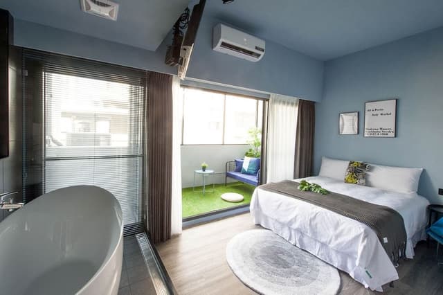 Double Room (C.E)