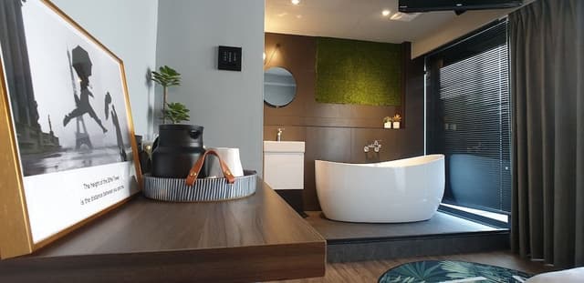 Double Room (G)