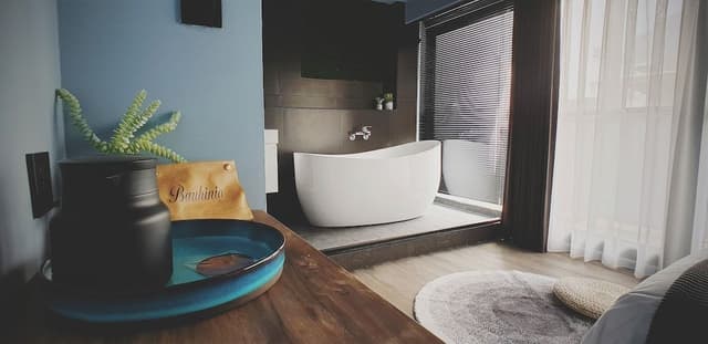 Double Room (C.E)