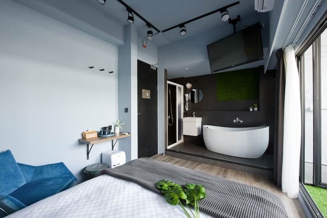 Double Room (C.E)