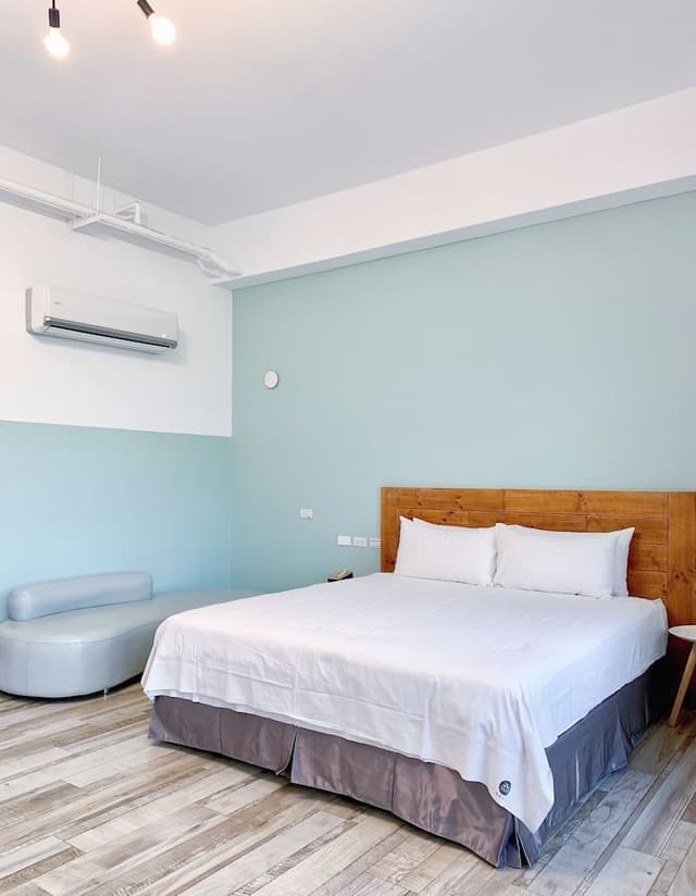 Gallery Double Room, 1 King Bed, Balcony, Mountain View