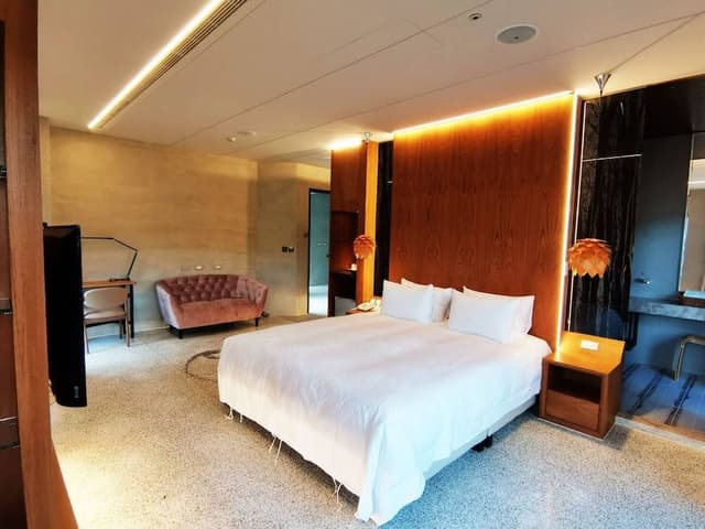 Deluxe Double Room (Street View)