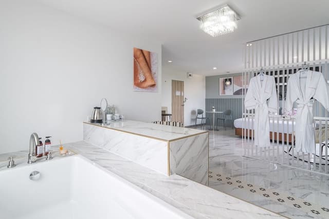 Honeymoon Suite