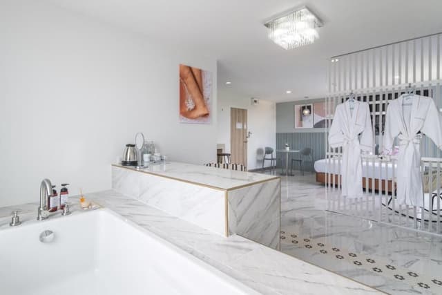 Honeymoon Suite