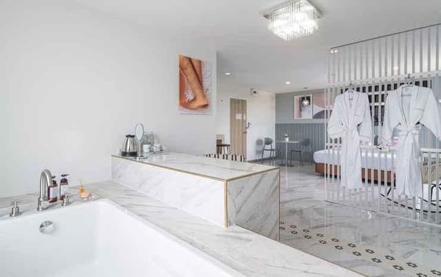 Honeymoon Suite