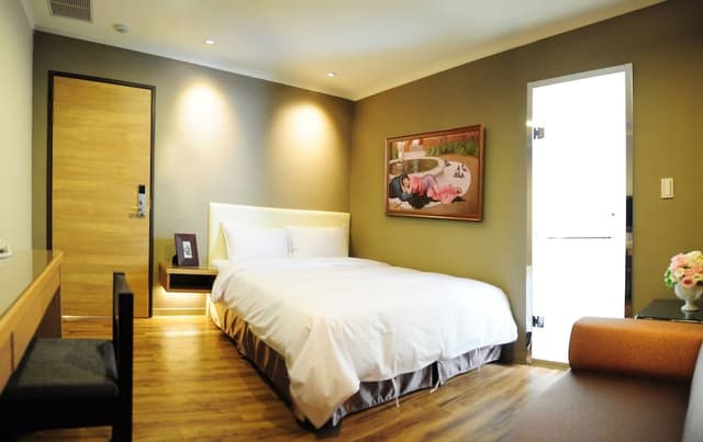 Luxury Double Room (No Window or Window Room)