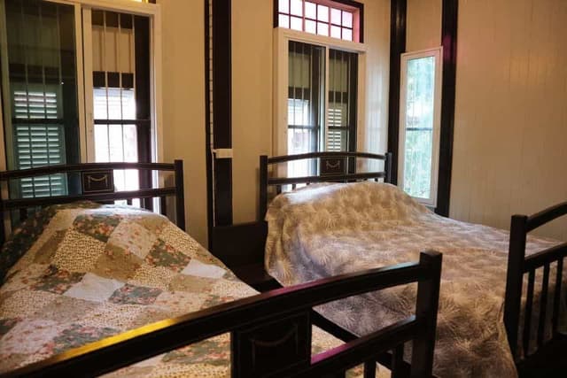 Luxury Room (Luang Phisit Kraiyakorn Building)