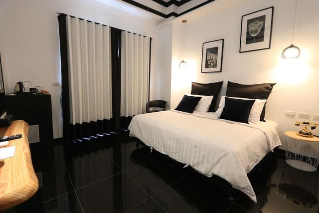 Deluxe Double Room (1)