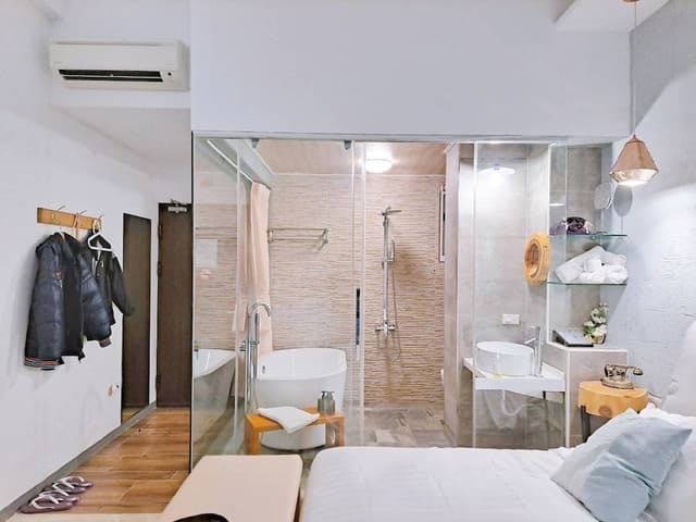 Deluxe Double Room (2)