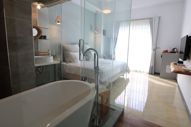 Deluxe Double Room (2)