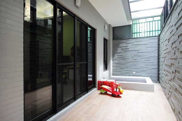 Family Room (6-Person)