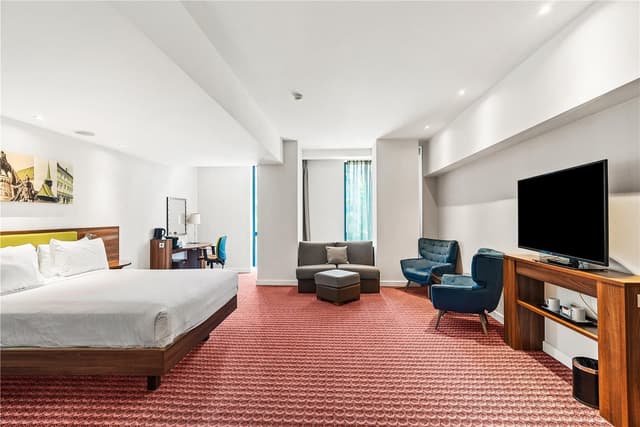 QUEEN CORNER ROOM WITH SOFA BED - NS