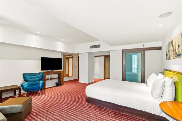 QUEEN CORNER ROOM WITH SOFA BED - NS