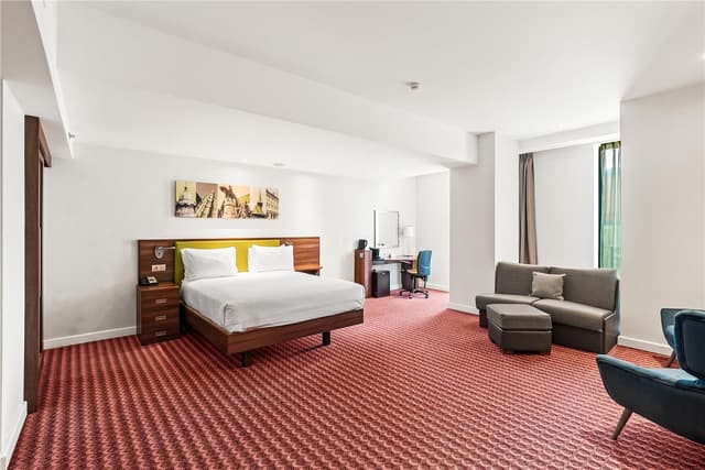 QUEEN CORNER ROOM WITH SOFA BED - NS