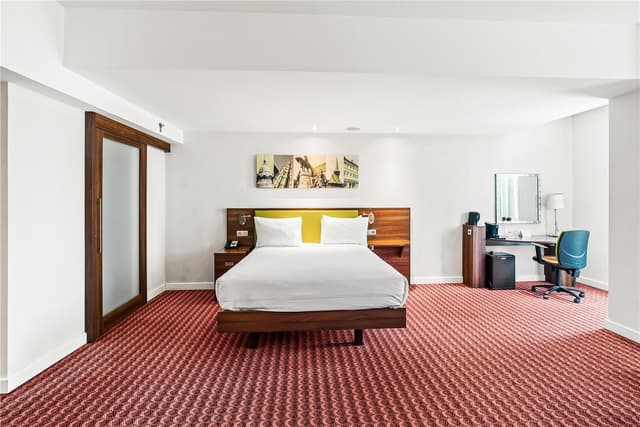 QUEEN CORNER ROOM WITH SOFA BED - NS