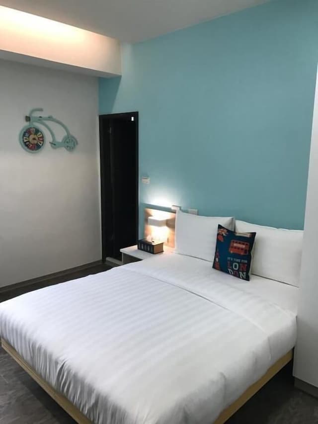 Double Room (Blue)