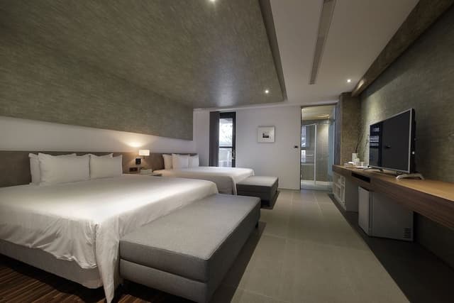 Family Quadruple Room, 2 Queen Beds, Bathtub