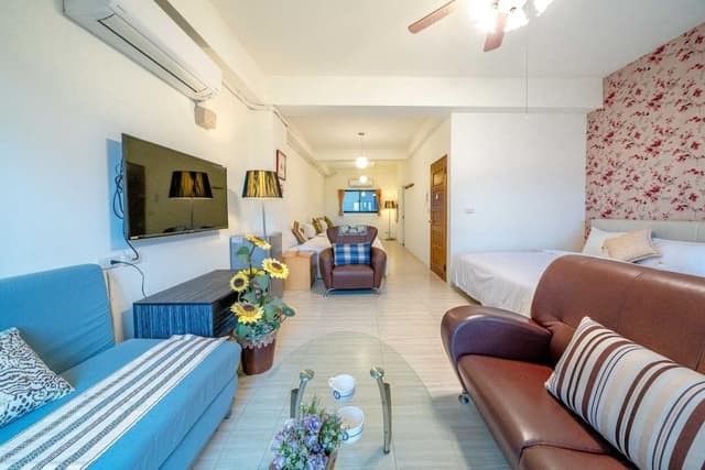 Family Room (201)