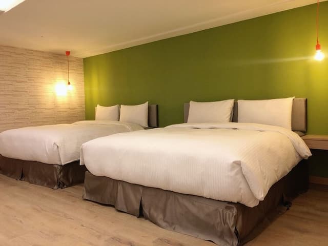 Quadruple Room, Bathtub