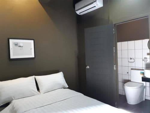 Queen Bed Room
