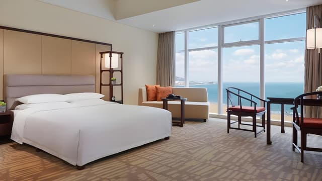 1 King Bed Club Access