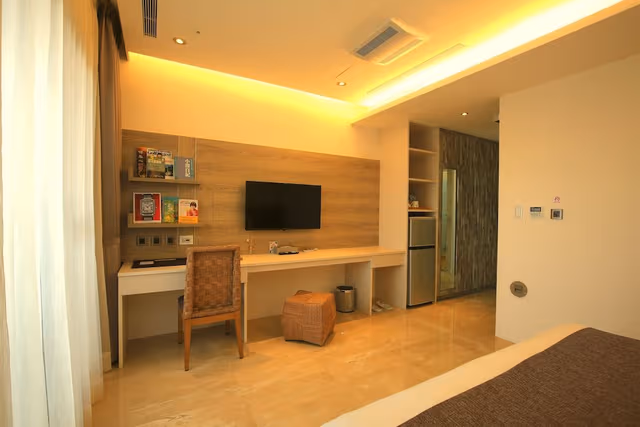 Deluxe Double Room, 1 Queen Bed, Bathtub, City View (VIP)