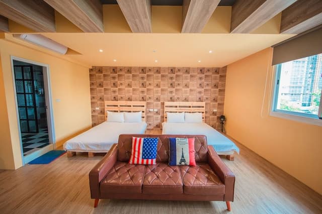 Classic Quadruple Room (American Retro)