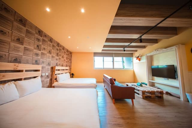 Classic Quadruple Room (American Retro)