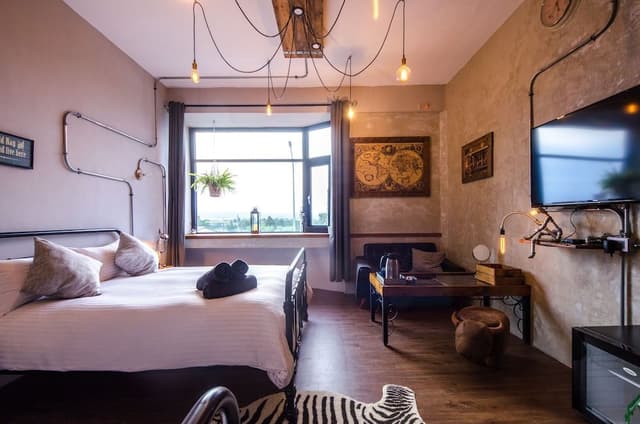 Design Triple Room, Multiple Beds, Refrigerator (Thomas Edison)