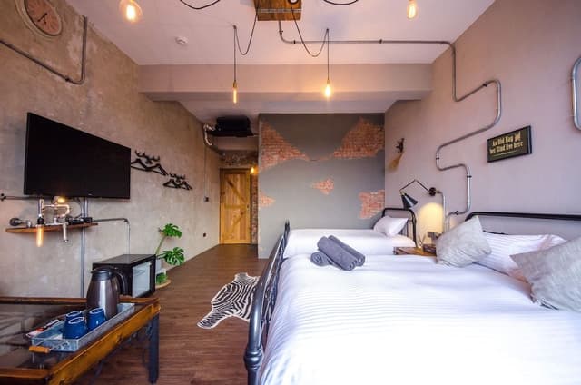 Design Triple Room, Multiple Beds, Refrigerator (Thomas Edison)