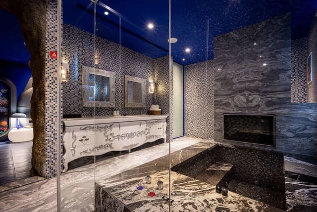 Extreme Room (Consecutive night 12 pm check-out required, extra fees for guests stay consecutively)