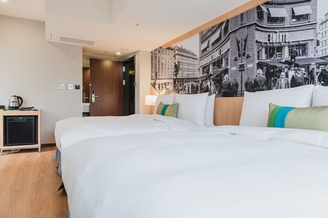 Deluxe Quadruple Room, City View