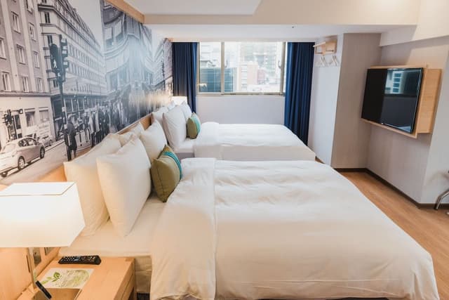 Deluxe Quadruple Room, City View