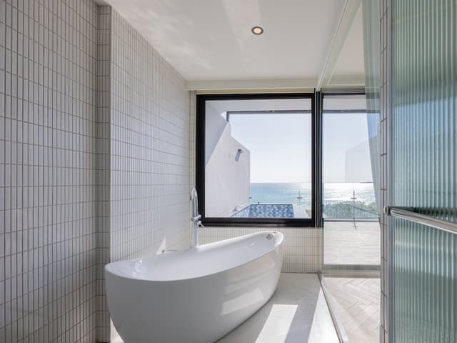 Deluxe Double Room, 1 King Bed, Bathtub, Sea View